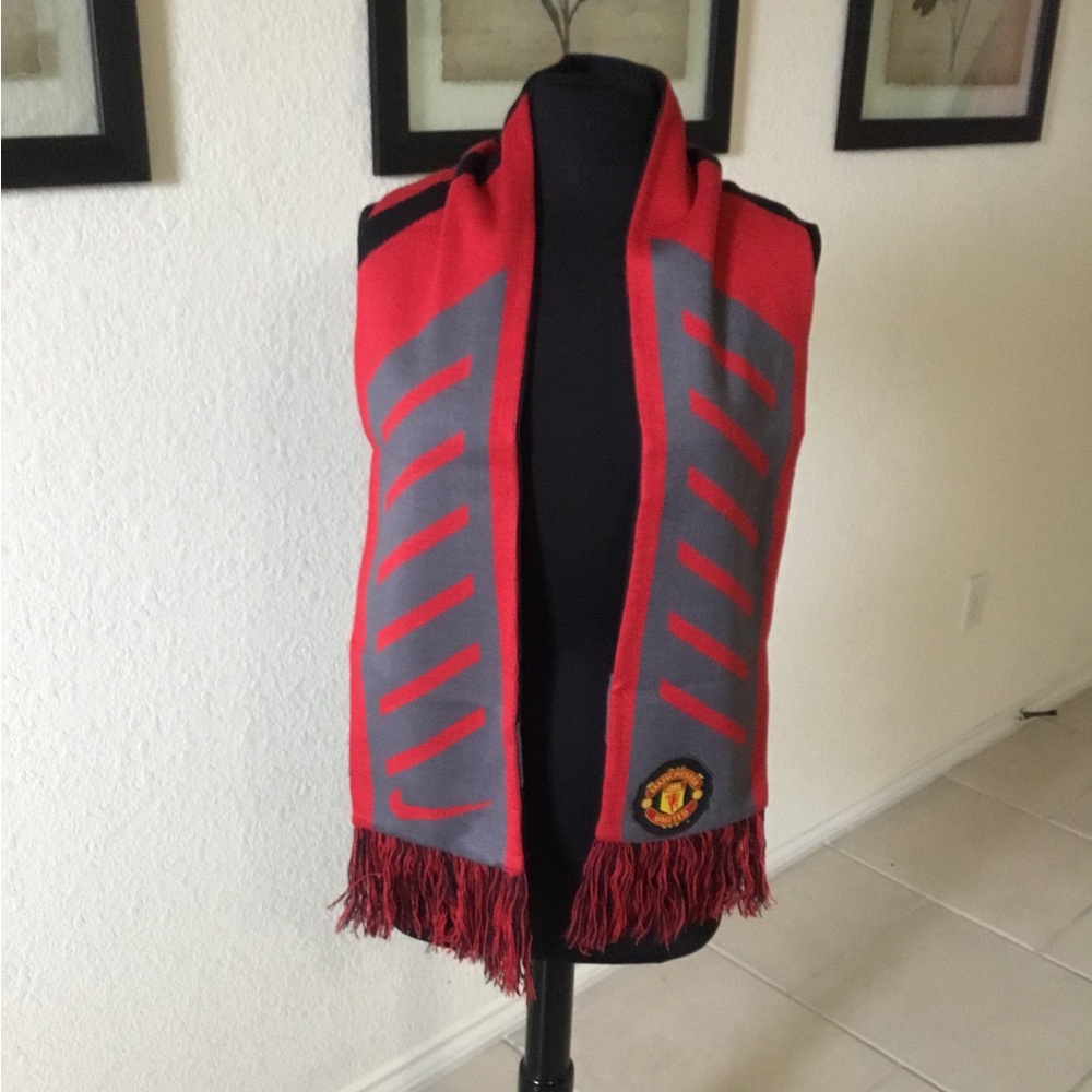 Nike Original Manchester United Soccer Reversible Scarf Adult.